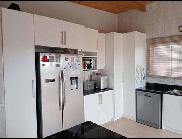 5 BEDROOM HOUSE FOR SALE IN SEEMEEU PARK